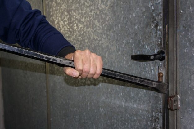 O nein, der Schlüssel steckt von innen – was kann ich da tun